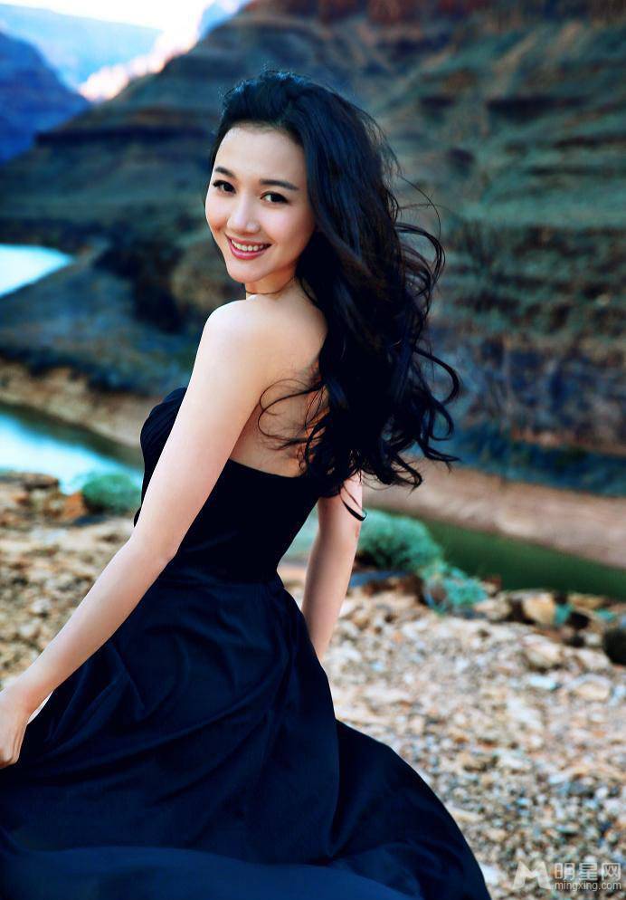 韩雯雯性感长裙微露户外迷人照