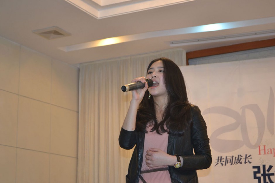 张含韵黑色皮衣现身生日会组图