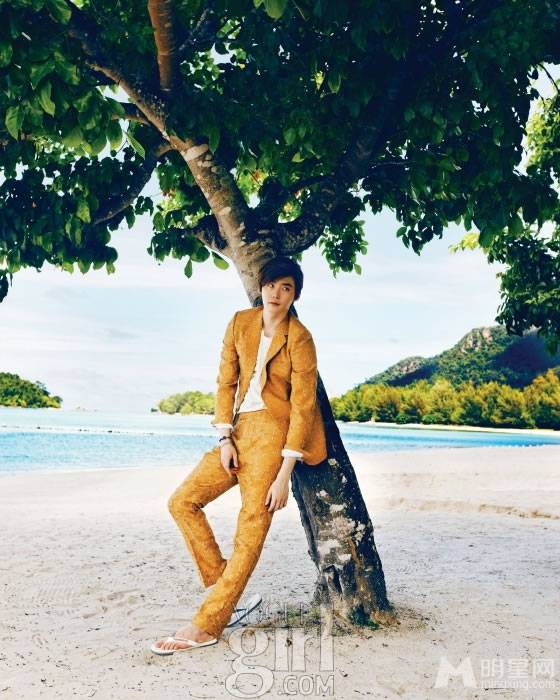 人气男星李钟硕夏日沙滩阳光型男秀