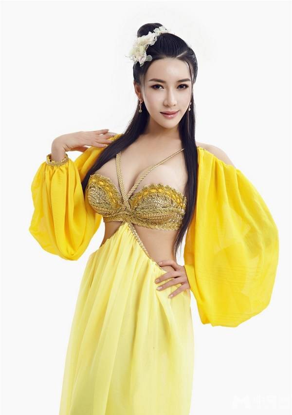 内地女演员龚�菲黄金甲性感美臀写真