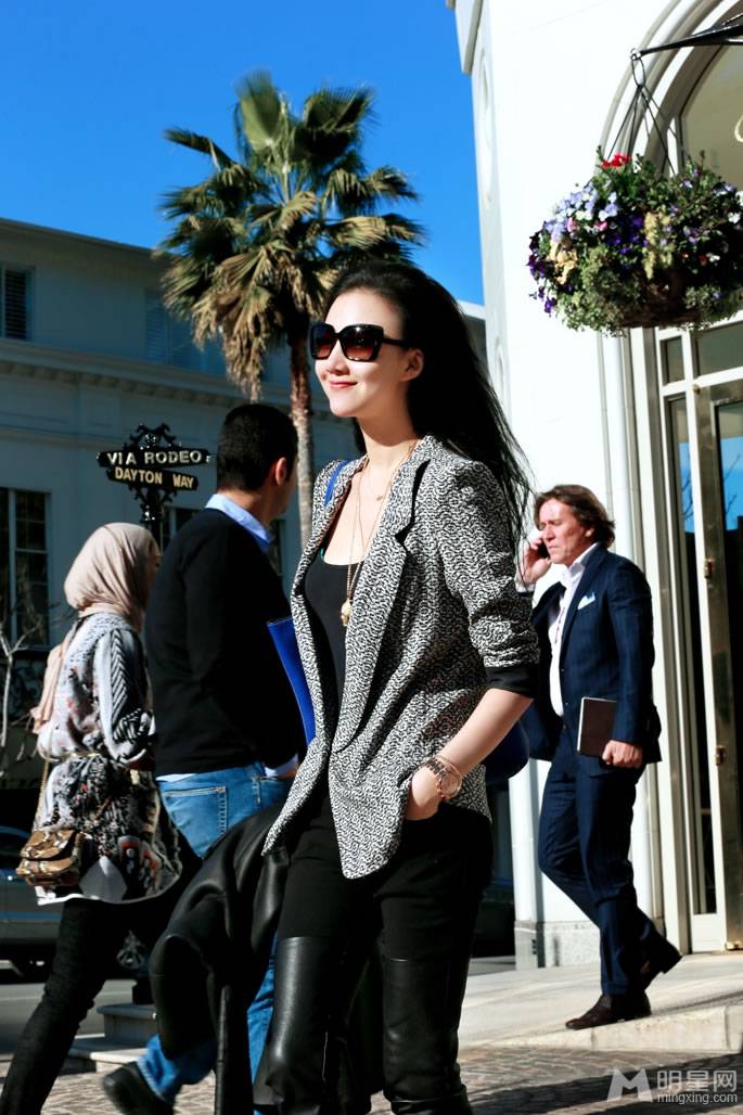 内地女演员韩雯雯戴墨镜展时尚OL街拍照