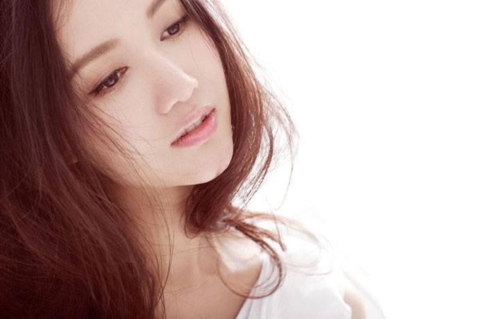 韩雯雯白衣散发独有的文艺气息写真