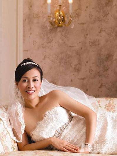 女歌手那英展现性感魅力写真
