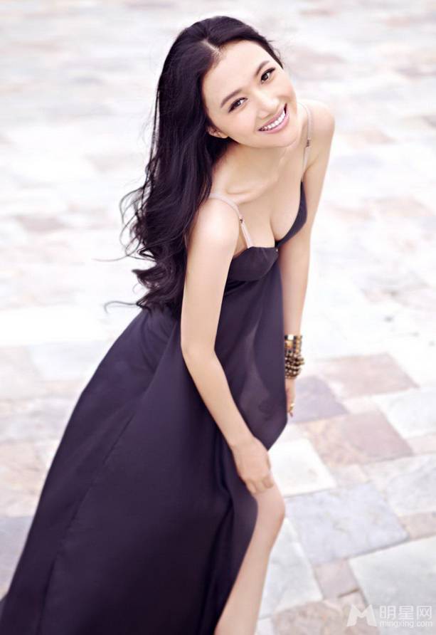 韩雯雯紫色系美裙尽显熟女风情