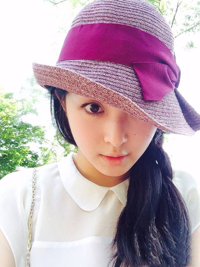 内地女艺人张含韵乖巧可爱自拍照