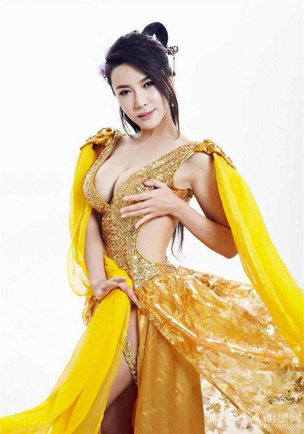 内地女演员龚�菲黄金甲性感美臀写真
