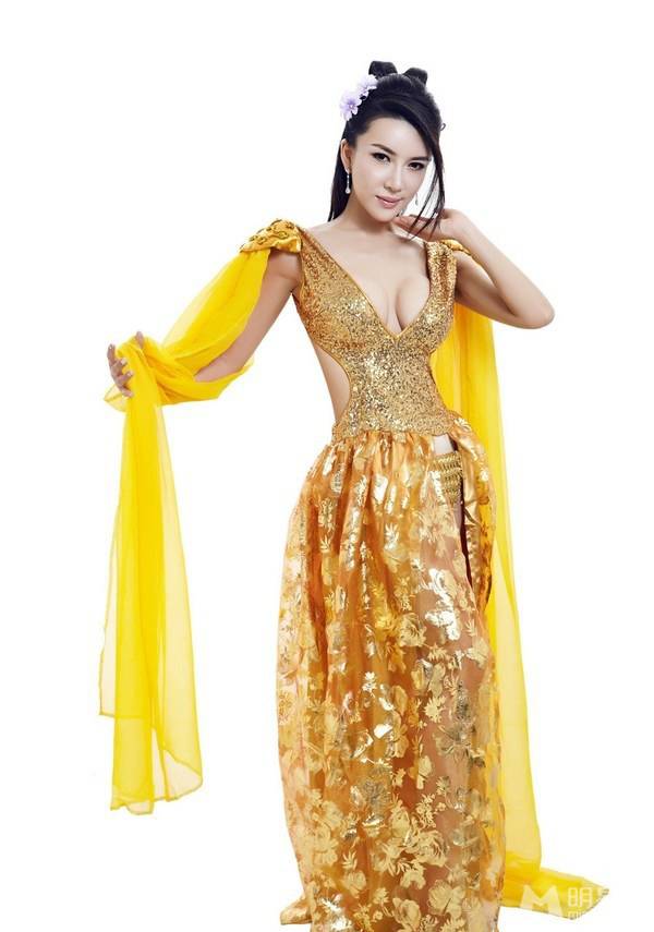 内地女演员龚�菲黄金甲性感美臀写真