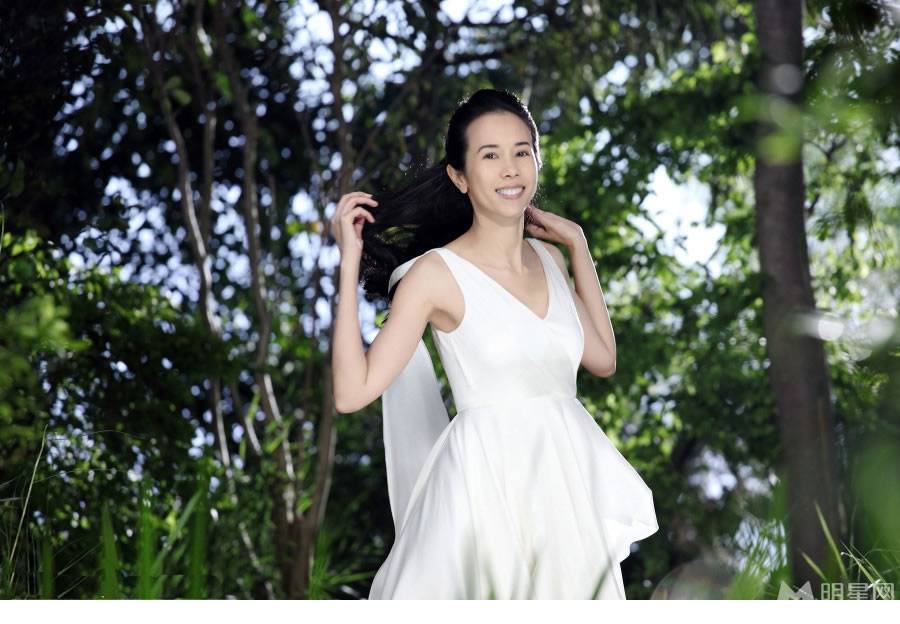 莫文蔚白裙飘飘宛如仙女下凡