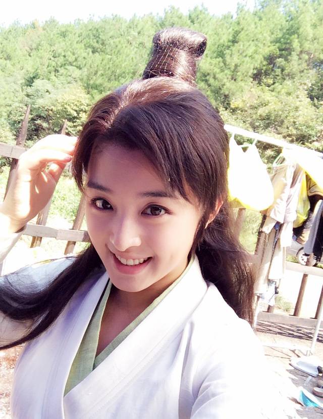 内地女艺人张含韵乖巧可爱自拍照