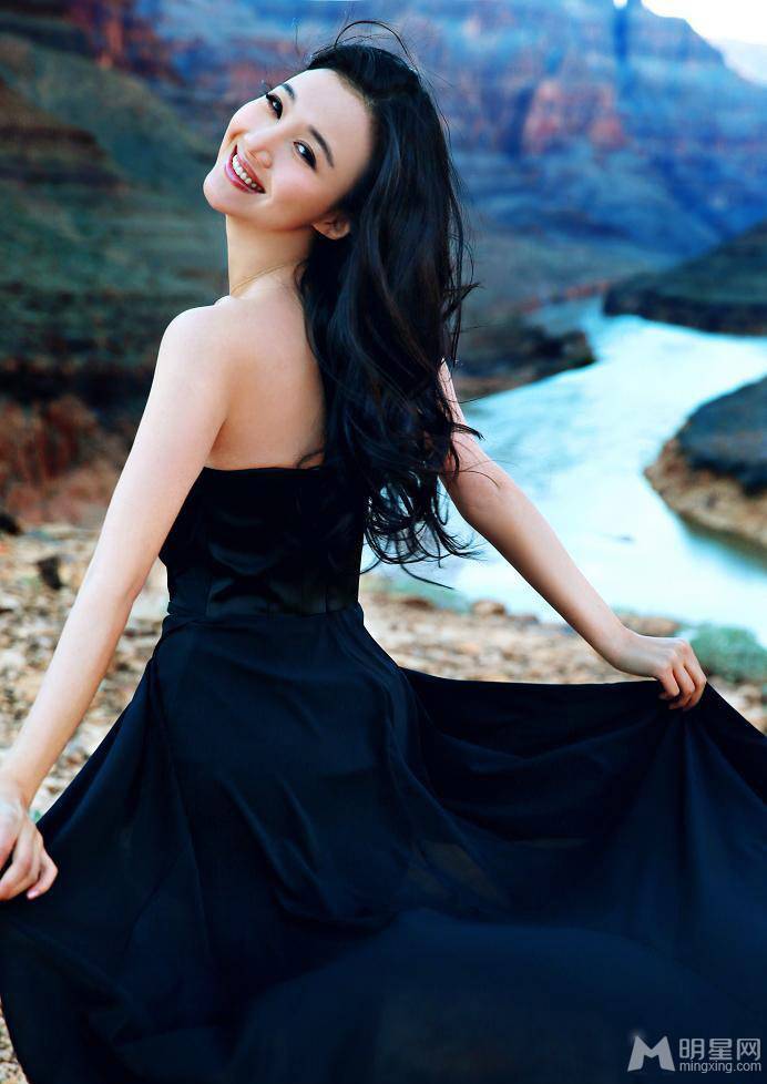 韩雯雯性感长裙微露户外迷人照