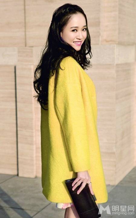 陈乔恩尽展现代时尚轻熟女街拍