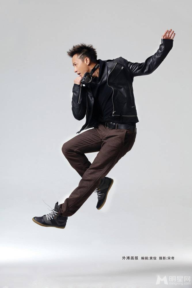 韩庚帅气登上杂志封面 潮男魅力尽展