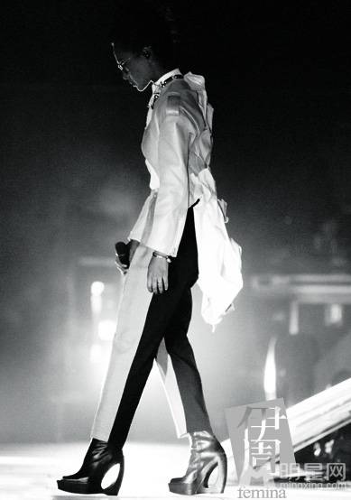 周笔畅时尚酷帅造型黑白写真