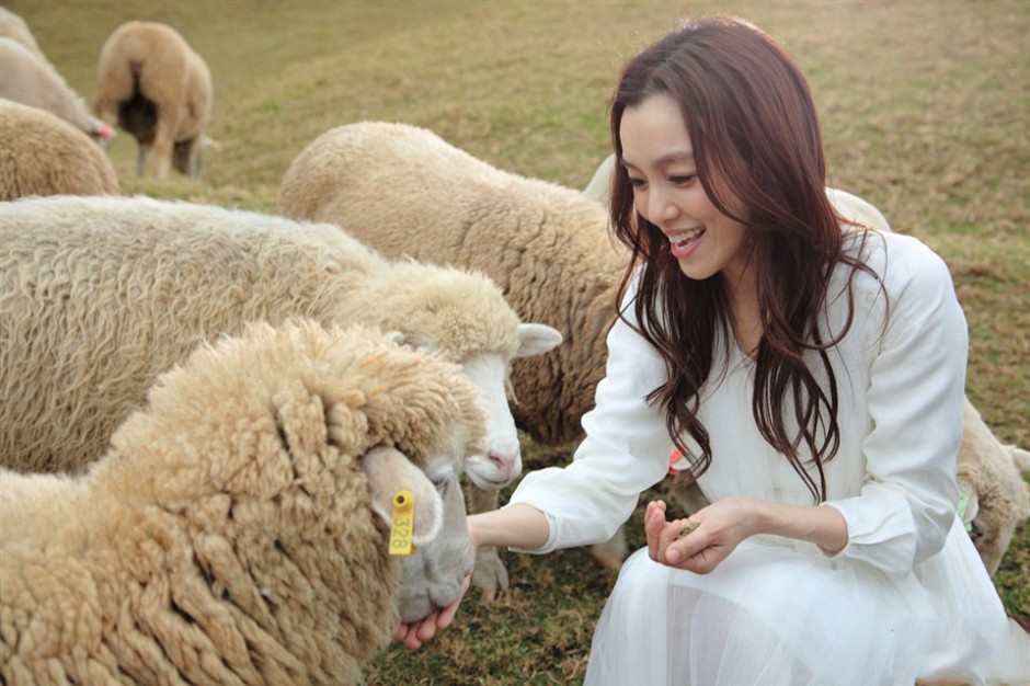 范玮琪享受大自然唯美户外写真