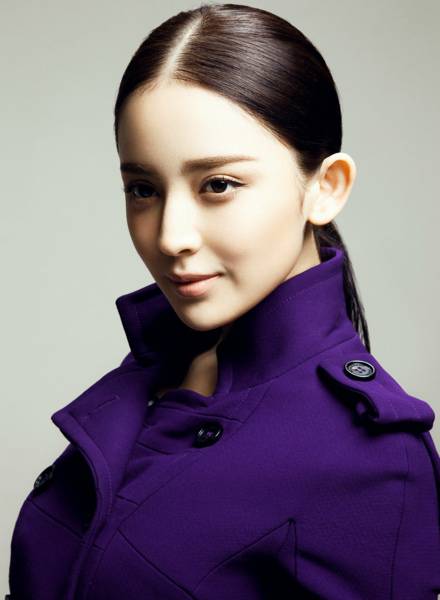 女明星古力娜扎彰显简约优雅OL风