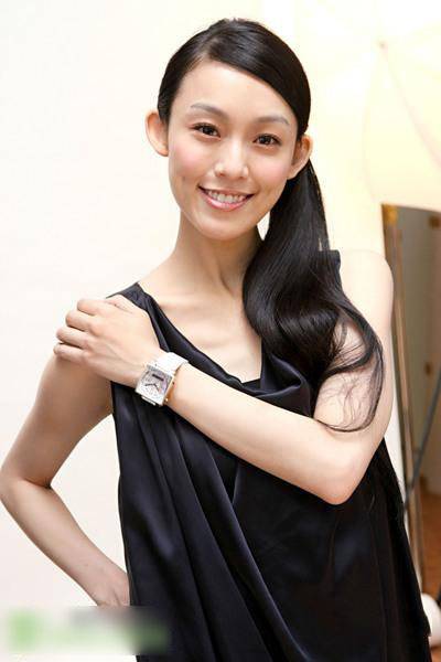 范玮琪黑衣裙显小女人魅力写真