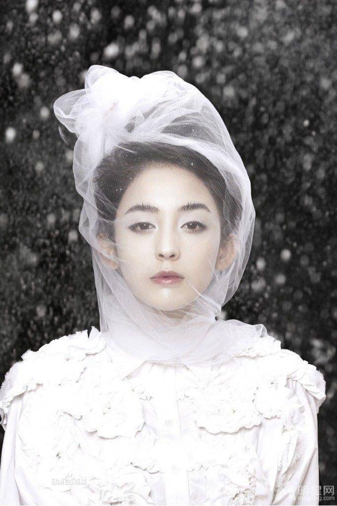 古力娜扎复古妆容模仿赫本写真大片