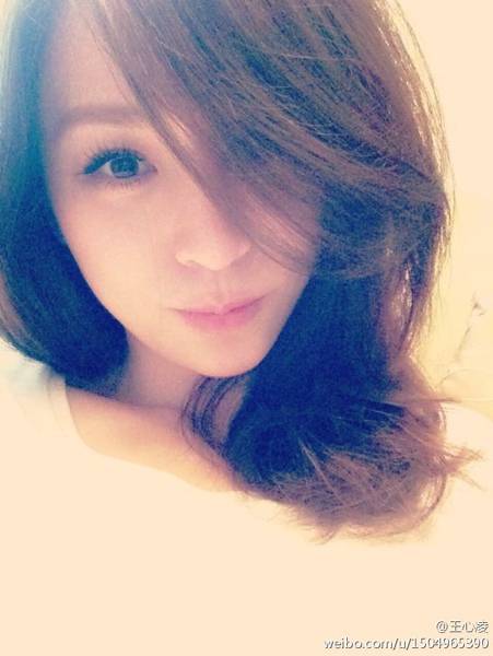 爱笑台湾女星王心凌自拍照