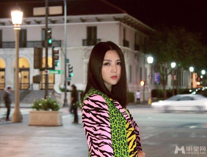何洁尽显辣妈别样风情街拍照