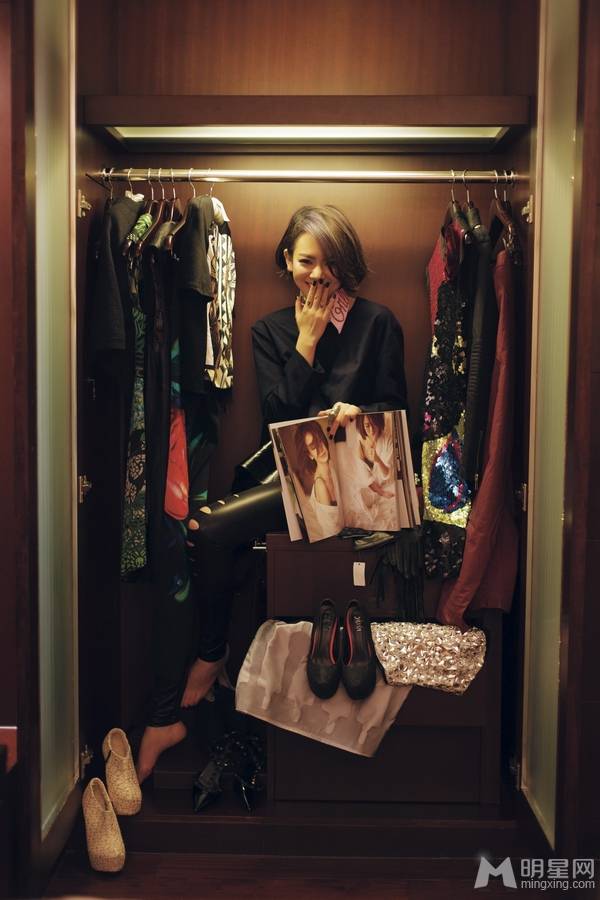 女明星戚薇大秀香肩美背写真