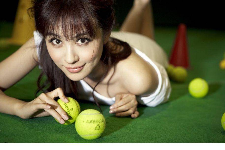 李菲儿清凉运动装活力四射