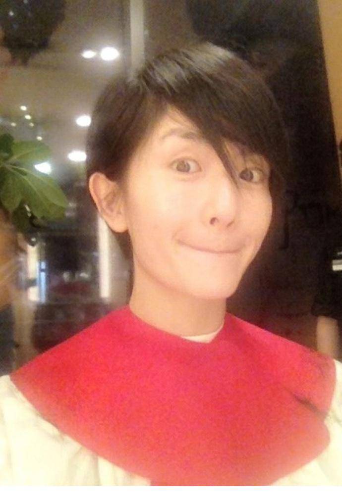 谢娜微博大晒搞怪生活照片