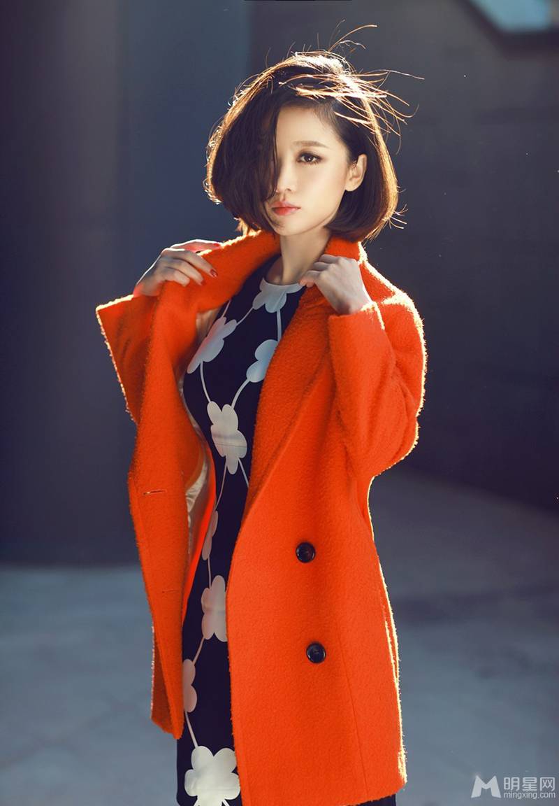 姚贝娜尽显优雅女人味春日街拍照