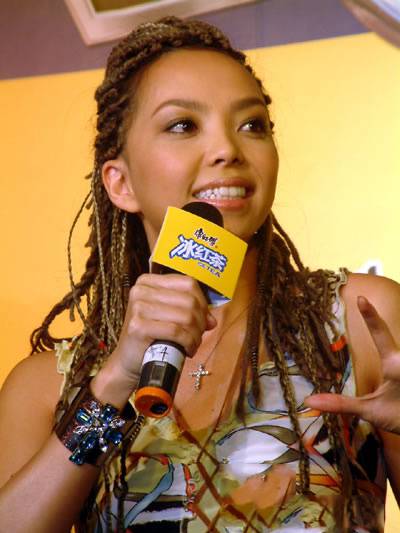 张惠妹野性装扮展妖艳风情