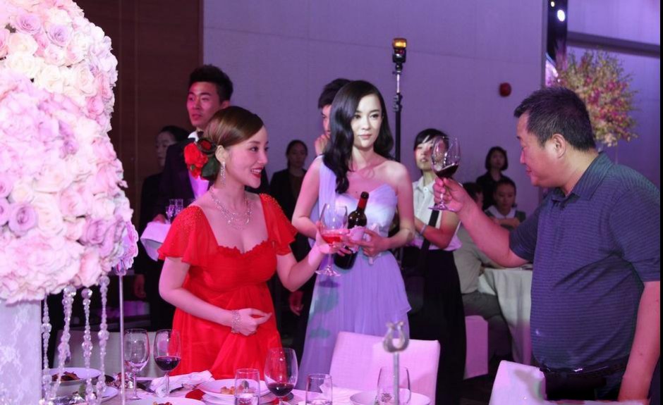 李小璐贾乃亮婚礼现场甜蜜曝光