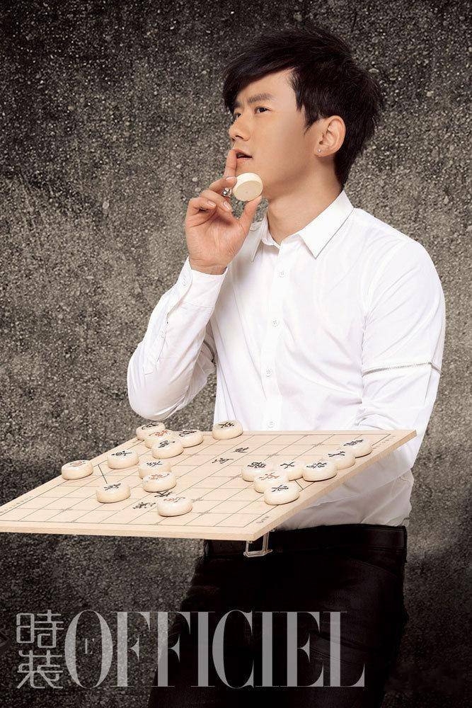 张杰帅气登上时装杂志 简约西服秀型男气质