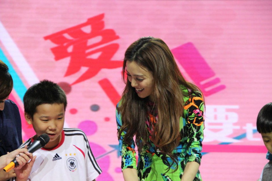 范玮琪参加综艺节目尽显妩媚风情