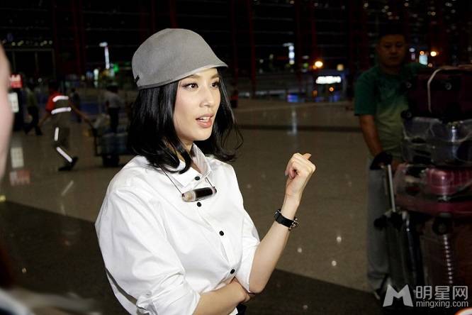 女演员黄圣依展青春活力气息组图