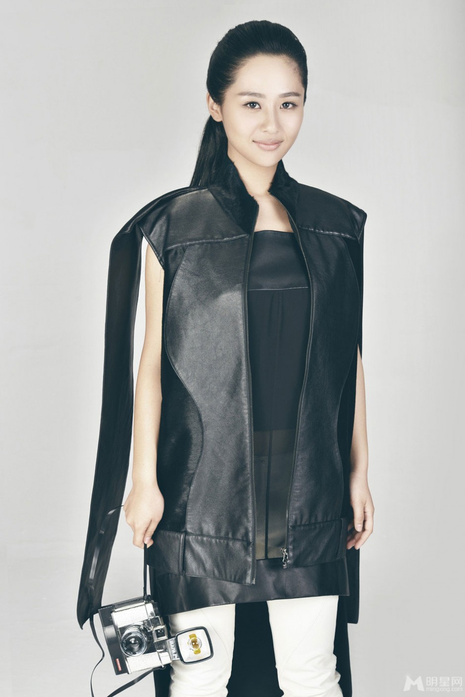 杨紫演绎时尚冷艳迷人写真