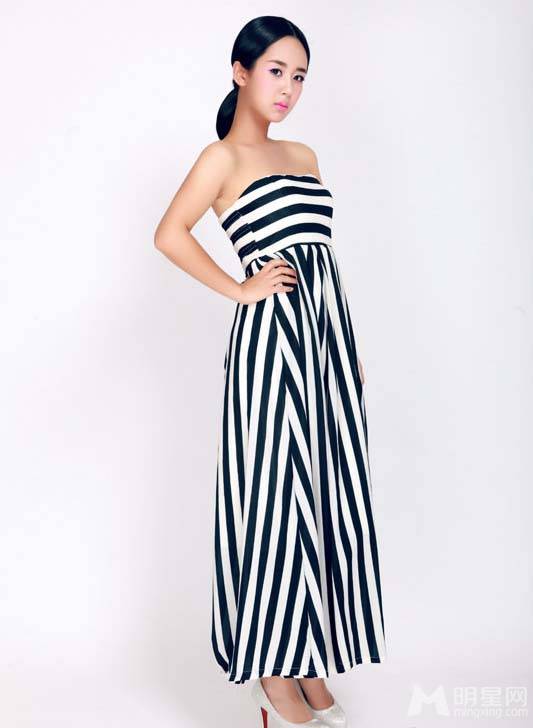 杨紫条纹裙装尽显时尚成熟魅力