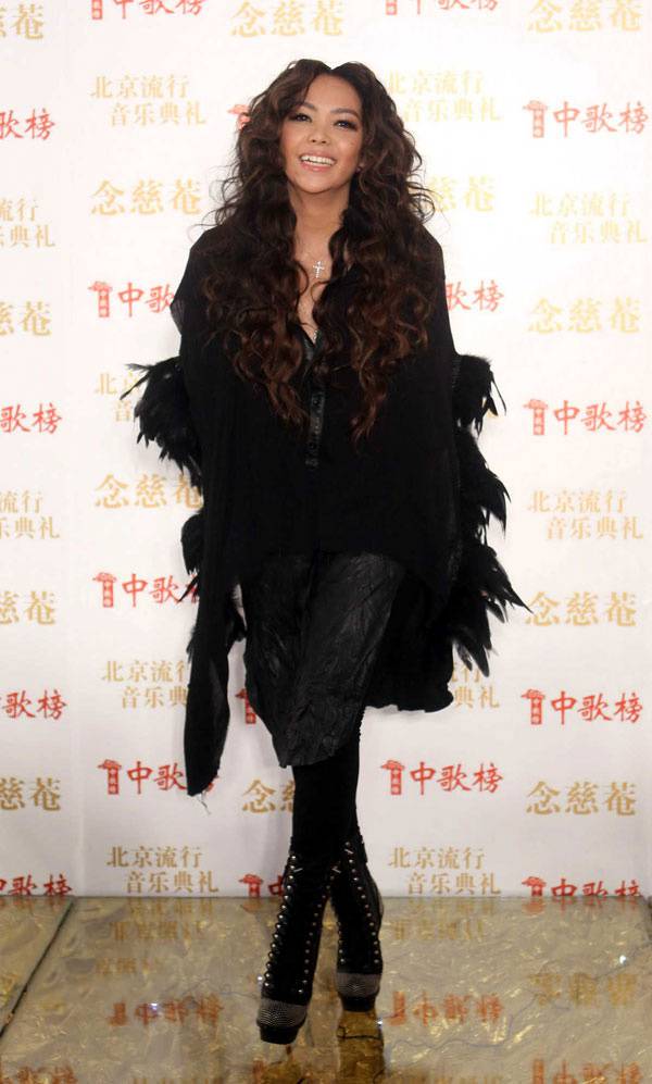 女歌手张惠妹时尚装扮迷人组图
