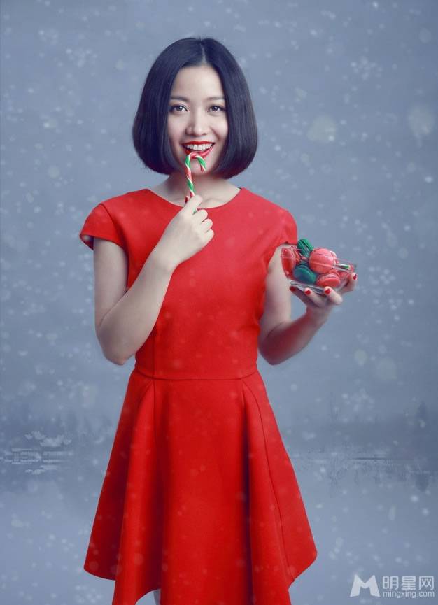 女歌手姚贝娜圣诞红裙美妆大片