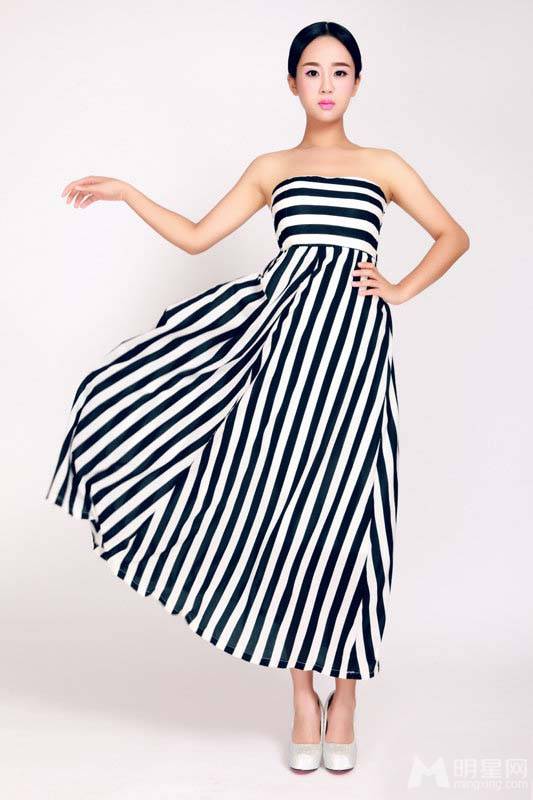 杨紫条纹裙装尽显时尚成熟魅力