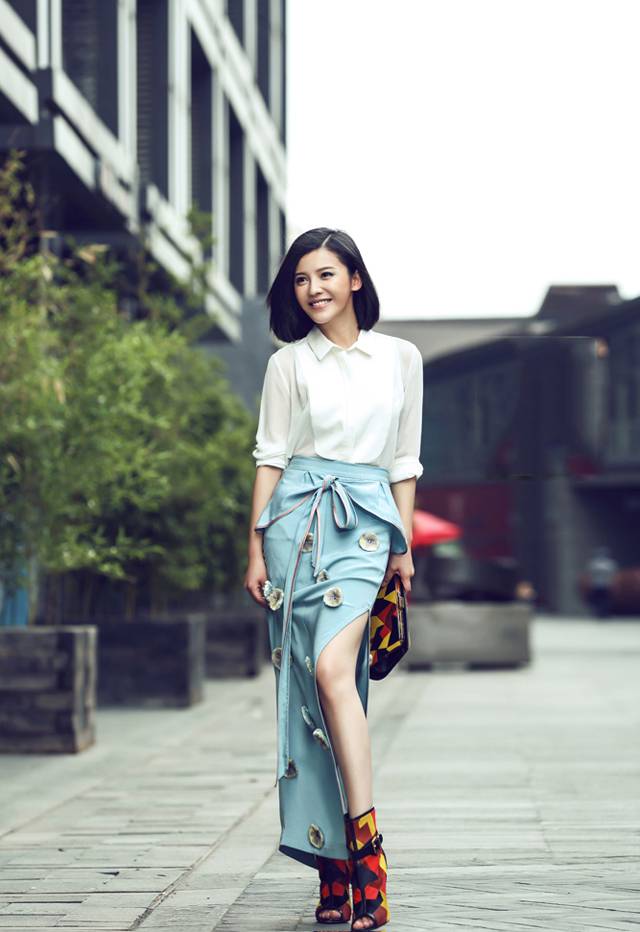 杨子姗气质短发尽显别样风情街拍照