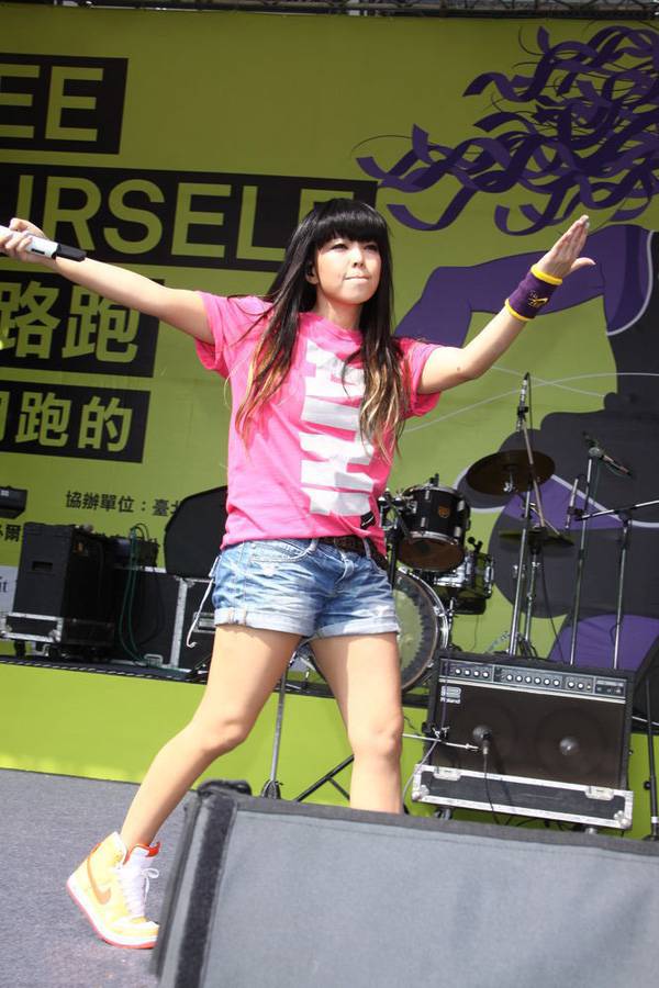 张惠妹T恤热裤散发青春活力气息