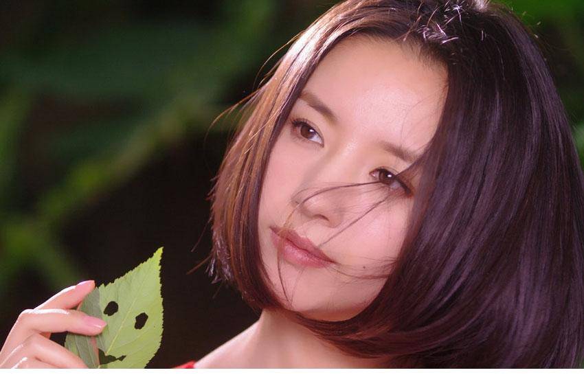 董洁尽显清新治愈系写真