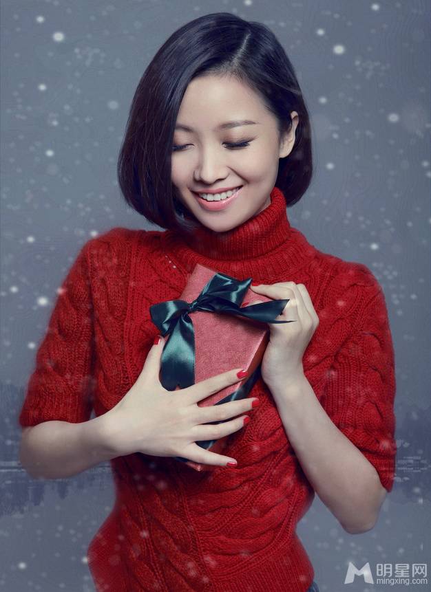 女歌手姚贝娜圣诞红裙美妆大片