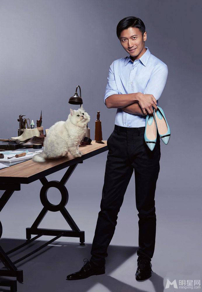 谢霆锋化身达芙妮代言人 尽显成熟男士魅力