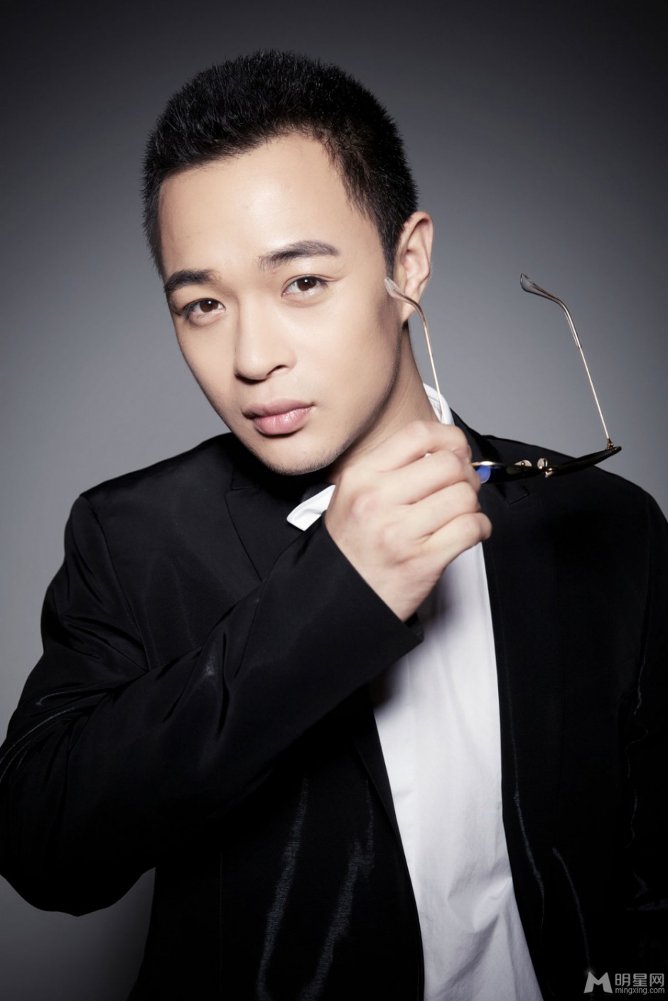 董春辉黑白西装时尚写真 神似张国荣