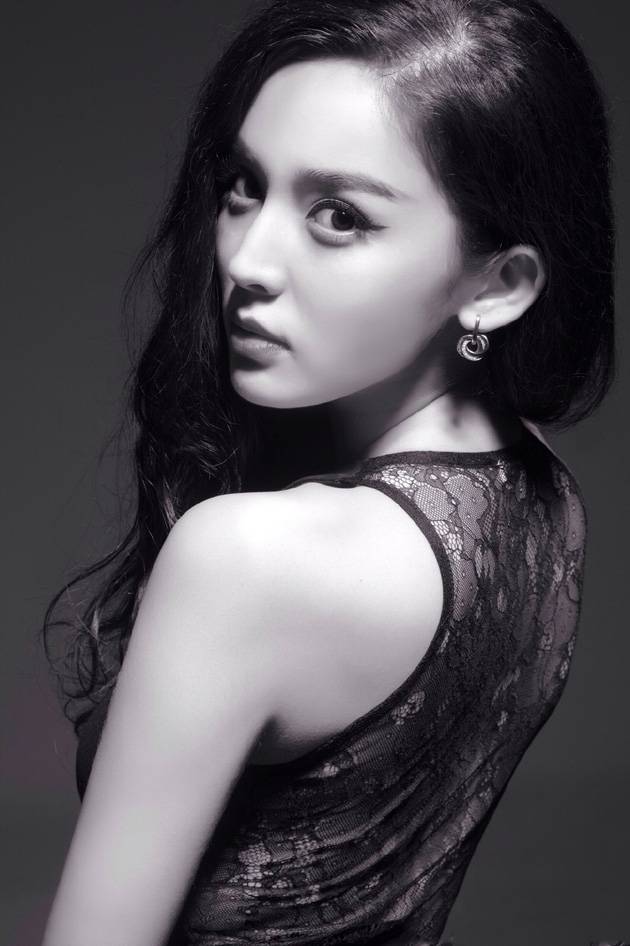 古力娜扎性感妖娆迷人黑白写真