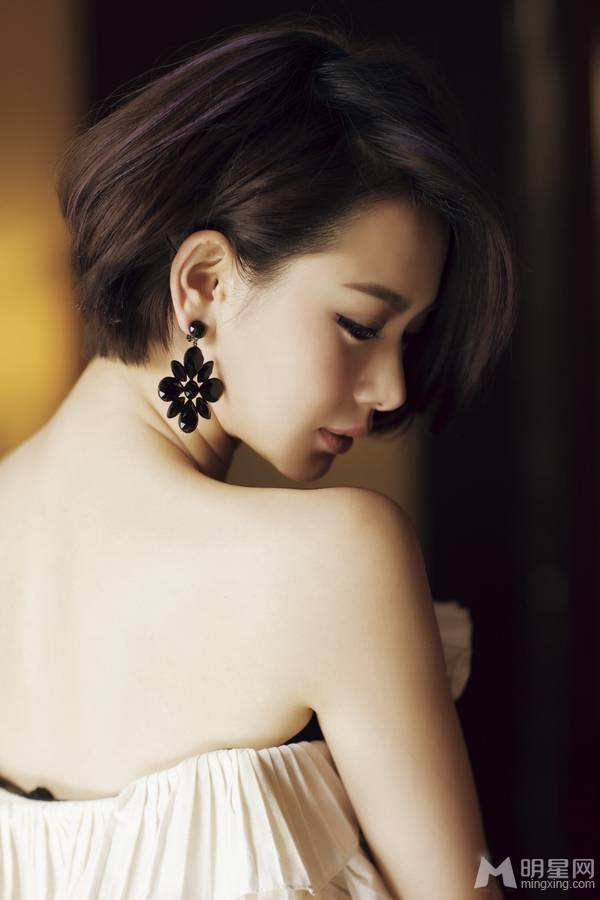 女明星戚薇大秀香肩美背写真