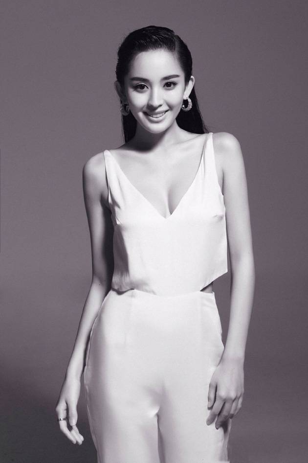 古力娜扎性感妖娆迷人黑白写真