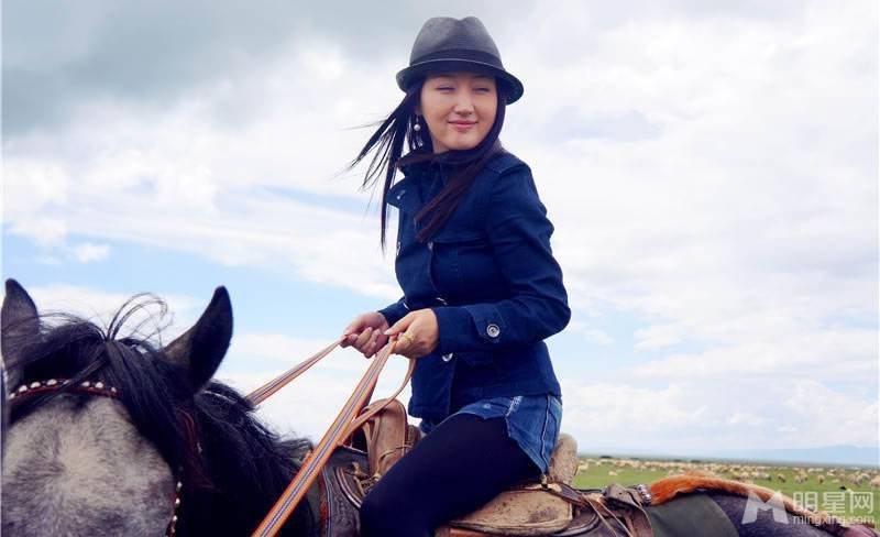 女明星杨钰莹帅气骑马感受大自然组图