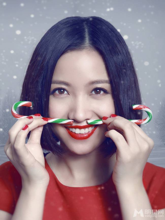 女歌手姚贝娜圣诞红裙美妆大片