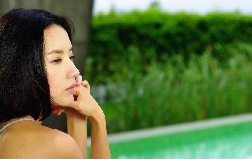 女明星董洁时尚简约随性写真