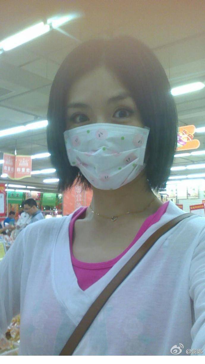 谢娜微博大晒搞怪生活照片